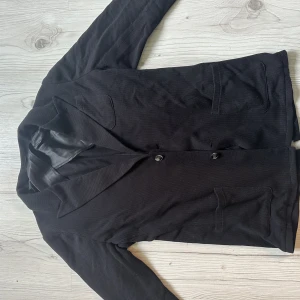 John Henric kavaj  - Tjena! Säljer en mycket sparsamt använd John Henric kavaj som kan användas vardagligen. Den är i strl S. 