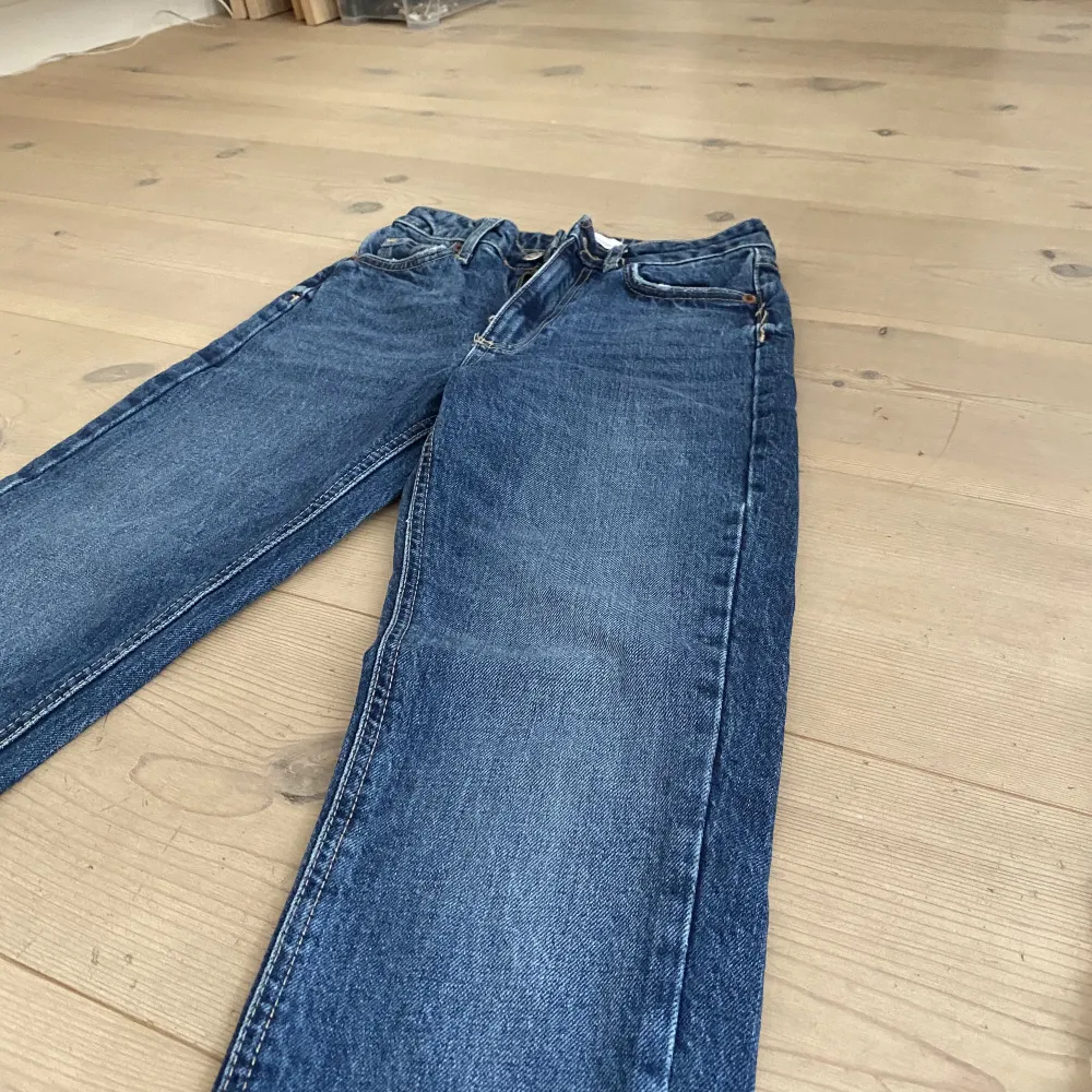 Blå jeans från zara köpt förra året knappt använda pågrund utav att det har blivit försmå . Jeans & Byxor.