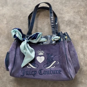 JUICY COUTURE VÄSKA - Äkta vintage Juicy Couture väska i VÄLDIGT fint kondition men extremt vackra detaljer kvalitet. Priset är diskuterbart. 💜  Kontakta för fler bilder. 