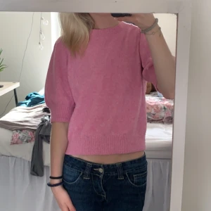 Stickad t-shirt - Skit snygg stickad t-shirt, använd typ 2-3 gånger så den är fint skick! Storlek xs men passar s också, 150 + frakt, skriv för frågor eller fler bilder! Pris kan diskuteras 