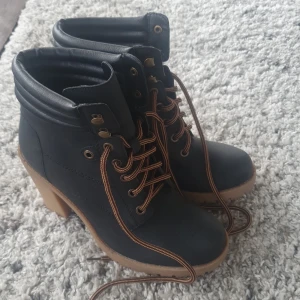 Klackar - VOX klackar helt nya strl 38 köpta för ca 700kr Jättesnyggaaaaa 💜 ( kolla gärna mina andra annonser mycket nytt) 