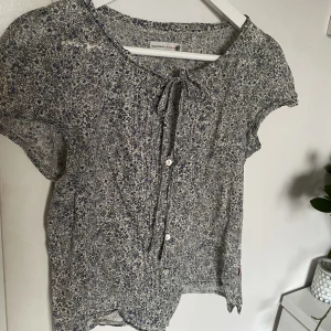 Blommig topp / blus - Jättefin blommig blus / topp🤍