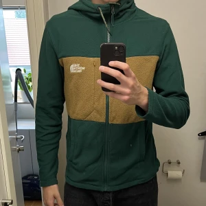 The North face fleac - Den är ganska gammal så den har blivit lite nopprig och har någon mindre fläck som man knappt ser 