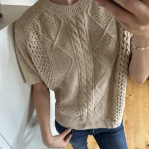 Beige väst  - Beige mjukt stickad väst i stl L men mer mot en M/S. Mycket bekväm och passar till det mesta! Köpt på Kappahl och fortfarande i nyskick. 
