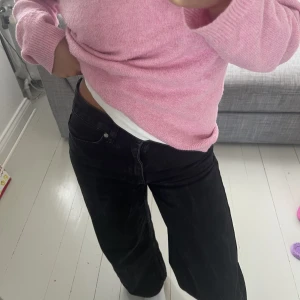 Lågmidjade jeans  - Grå/svarta jeans med låg midja. Säljer för de inte kommer till användning längre☺️storlek 24, skulle säga motsvarar storlek 34