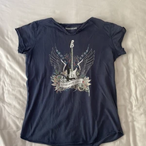 Zadig T-shirt - En fin Zadig Voltaire T-shirt, som jag säljer därför att jag inte fått användning till den, den är i storlek xs/12y och den har inga fläckar💞