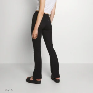 Lee jeans- bootcut - Mina jättesnygga Lee jeans har tyvärr blivit för korta och därför säljer jag dom nu💕skriv privat så kan jag skicka mer/egna bilder på jeansen 💗köparen står för frakten💗Kan mötas upp🥰