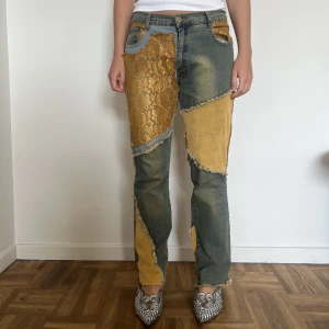 MTV Y2K JEANS - Unika vintage jeans från MTV i superfint skick.  Det står XL, men jag som har ungefär S/M i jeans kan ha dem. Dessa är one of a kind!💋 Hör av dig om du har fler frågor.