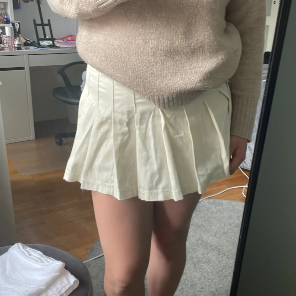 Säljer min kjol med inbyggda shorts från brandy melville. Aldrig använd, endast testad. Köparen står för frakten🌻. Kjolar.