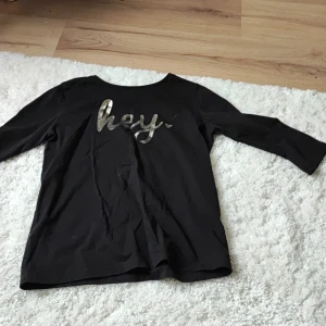 Tröja - Jätte fin tröja. den är i bra skick. Jag säljer den för att jag aldrig har använt denna. vi kan diskutera priset om den den är jätte liten i storlek. Det ingår inte frakt. Frakten kostar 20/60kr