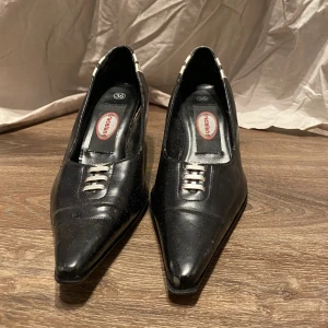 Pumps  - Skitgulliga pumps som tyvärr inte passar. Ganska slitna då jag köpte secondhand, därav priset. Det står 36 men skulle säga att det är mer 36,5 kanske just för att de är använda sedan innan. Jag har EJ använt. 
