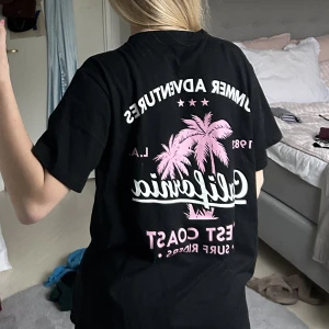 Svart t shit med snyggt tryck - Skit snygg t shirt💗 fint tryck på baksidan, storlek s men kan passa xs-m