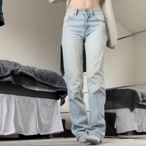 Ljusblå midrised zara jeans - Midrised från zara i en jättefin ljusblå , perfekt till sommaren😍slutsålda på zara