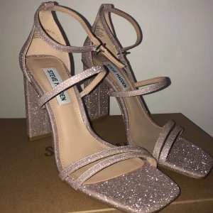 Klackskor från Steve Madden - Skor använda en gång, precis som nya! Köparen står för eventuell fraktkostnad. Hör gärna av er vid frågor!