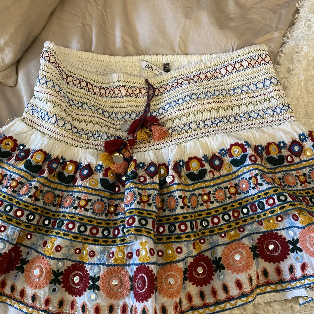 Jag säljer min oanvända zara kjol. Den är köpt förra sommaren men är använd 1 gång. Den är i storlek L men passar mig som brukar bära storlek M. Frakten går på 60kr💗. Kjolar.