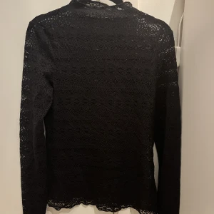 Svart spets topp - En svart spets topp från Vila, den är aldrig använd, säljes pga fel storlek🤍
