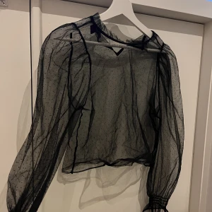 Topp - Genomskinlig svart topp med prickar. 