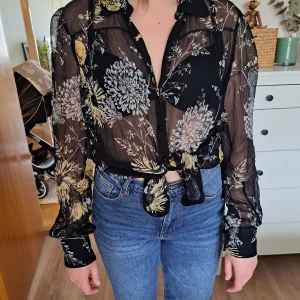 Baum und pferdgarten blus - Snygg transparent blus Gul oc vitt mönster Stl 38, men rymlig Som ny!  