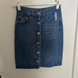 Jeanskjol - Jeanskjol från bikbok. Använd fåtal gånger.