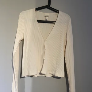 Vit kofta - Fin kofta , endast använd en gång på ett bröllop. Bra skick 