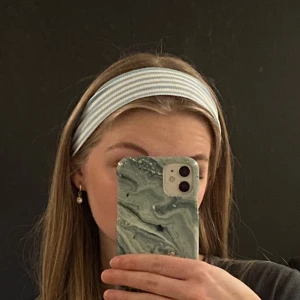Randigt hårband  - Gulligt randigt hårband i blått och vitt som jag har sytt själv 🤍Det är sytt i ett stretchigt material och med resår så det passar många olika storlekar 🫶🏼 65kr+ 13kr i frakt (inte spårbar) 🤍