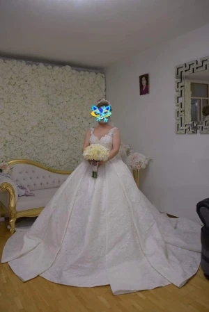 10000 - Säljer min fina brudklänning Storlek jag hade var 34/36  Men du kan själv justera storleken pga klänningen har korsett bak så klänningen kan justeras upp eller ner till din egna storlek.  Klänningen är använd en gång på mitt bröllop. Jag är första ägaren 