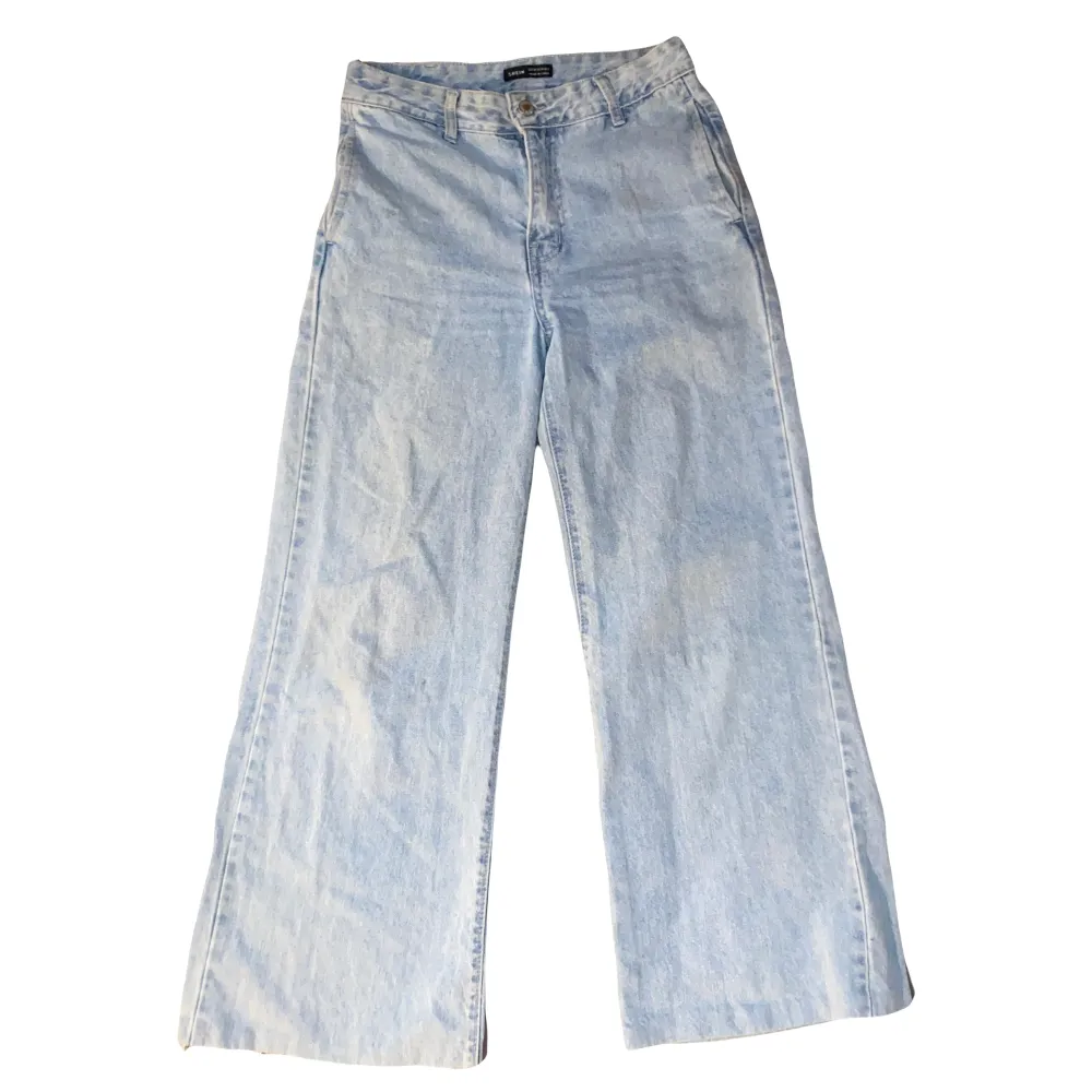 Ljusblå wide leg jeans som är mellanmidjade. Byxorna har endast fickor på framsidan och inga bakfickor. Tyvär är dom från shein.. Jeans & Byxor.