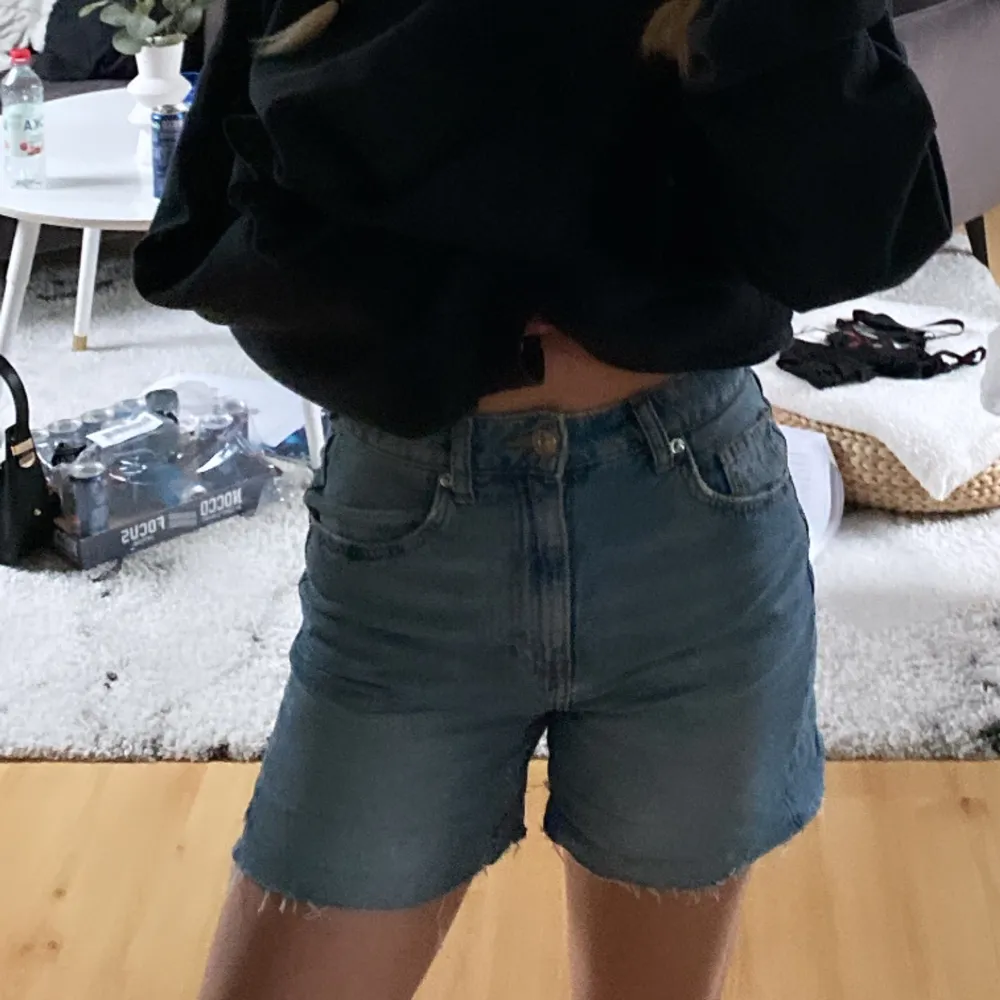 Säljer dessa jeans shorts. De är avklippta jeans men sitter perfekt. De är midwaist, inte högmidjade. Superfint skick. Skriv vid intresse och köparen står för frakten ❤️. Shorts.