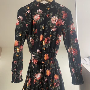 Blommig klänning - Fantastisk fin klänning från Oasis. Använd 1 gång. Skön stretchig material. 