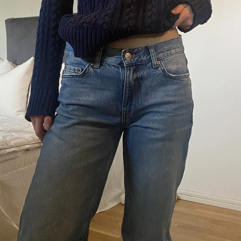 Säljer ett par ljusblå jeans från Gina Tricot för 300kr i nytt skick. 💕 Nypris 500 kr. Jeansen ser mörkare ut på bilderna pågrund av ljuset. Säljer eftersom de är lite långa på mig som har korta ben. Pris går att diskutera. . Jeans & Byxor.