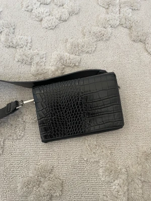 Väska - Köpt på plick för ungefär ett år sen! Från Carin Wester! Köpte för 300 säljer för 150+54 frakt! 