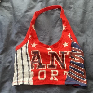 Topp - Säljer denna fina halterneck toppen men ”usa” tryck från Urban Outfitters! Använd ett fåtal gånger :)
