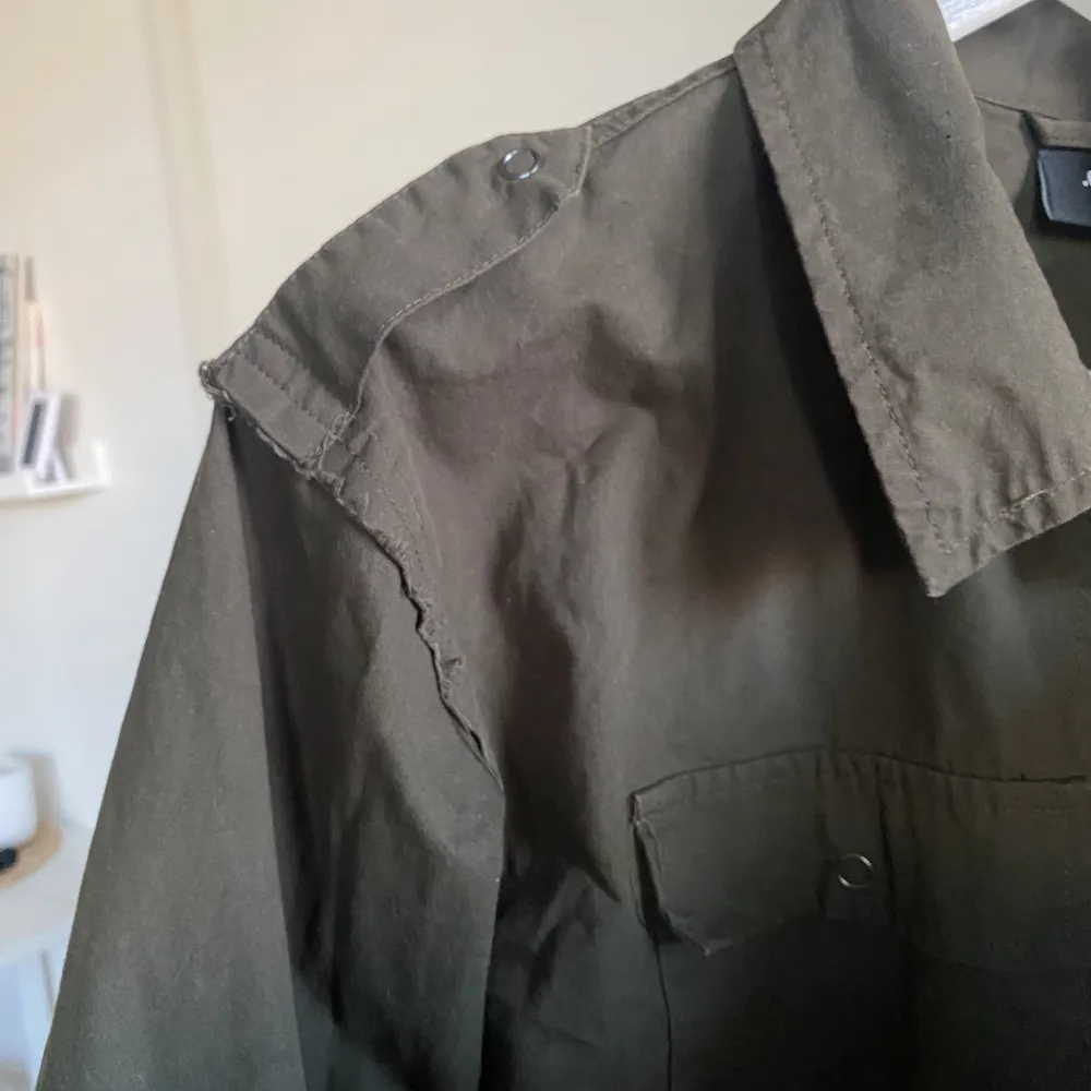 En militärgrön skjorta/jacka  från .Object, något boxig i modellen och med detaljer på axlarna 💫✨. Skjortor.