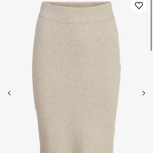 Stickad kjol - Säljer nu min stickade kjol ifrån ”Vila” då den tuvärr är förliten. Kjolen är i nyskick och mycket bekväm. Hör av dig för fler bilder eller frågor! Pris kan diskuteras. ❤️