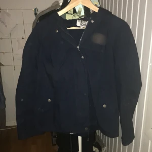 Vår-jacka  - Jättefin vårjacka i marinblå. Från the Collection. Strl 12 i UK-size, passar bra som S/M. 100kr🥰