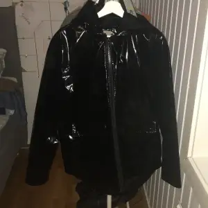 Cool regnkappa, från ASOS i strl 40. Köptes secondhand för 200kr säljer för 70kr🥰