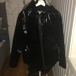 Regnkappa - Cool regnkappa, från ASOS i strl 40. Köptes secondhand för 200kr säljer för 70kr🥰