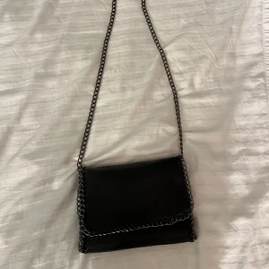 Väska  - Minns ej vart väskan är köpt, använda ca 6 månader.  Säljer på grund av att den ej används längre 😊💕