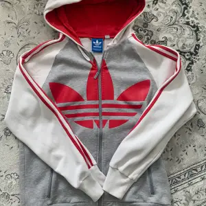 Röd vit adidas hoodie som inte kommer till användning längre. Storlek M, ganska stor så perfekt ifall man vill ha lite oversized. skriv privat för ifall ni har frågor eller för fler bilder💕