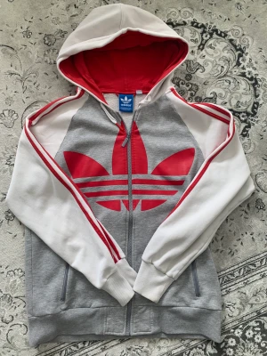 Adidas hoodie  - Röd vit adidas hoodie som inte kommer till användning längre. Storlek M, ganska stor så perfekt ifall man vill ha lite oversized. skriv privat för ifall ni har frågor eller för fler bilder💕