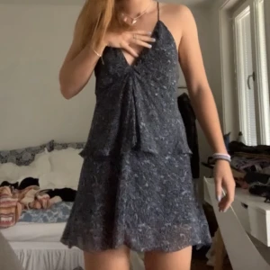 Zara klänning - Så fin klänning från Zara i storlek S, skulle säga att den mer är en xs. Har tecken på användning. 249kr + frakt. 🤍🤍🤍