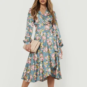 Blommig klänning - Blommig klänning från boohoo oanvänd med taggen kvar beställde hem fel strl