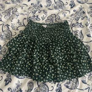 Säljer denna mörkgröna blommiga volang kjolen ifrån zara, använd en gång (pris kan diskuteras) 🫶