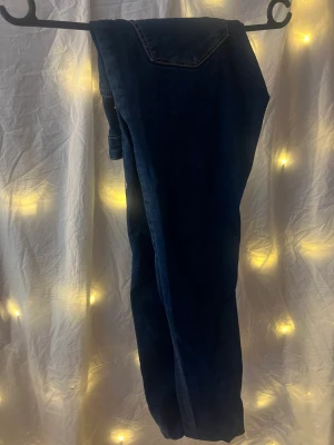 Jeans  - Två jeans från lager 157, dom svarta är mer skinn material 