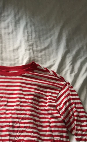 Randig tröja  - Hej, säljer min vit och röd randiga tröja då jag aldrig använt den. Skriv för frågor eller intresse 