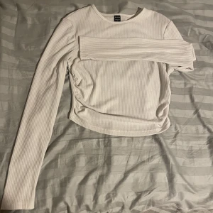 ribbad topp - ribbad topp med rynkat i sidorna, nästan aldrig använd så bra skick💓