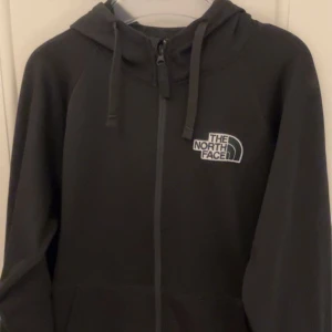 North Face hoodie - Hej, säljer min The North Face zip hoodie. Tröjan är i strl S och endast använd ett fåtal gånger. Dm för fler bilder. 