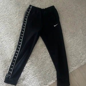 Nikebyxor - Tjena! Säljer dessa sköna Nike byxorna. Väldigt skönt material. Skick 10/10 då de knappt är använda