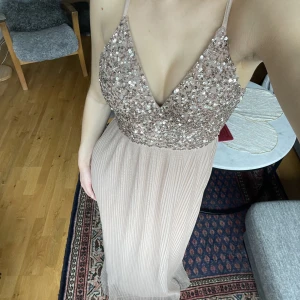 Balklänning - En vacker ljusrosa långklänning med paljetter i gott skick, endast använd 1 gång!💓 Jag är 168 cm. Inköpspris 1099 kr