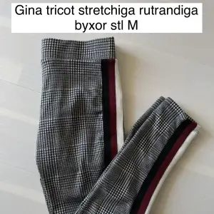 Stretchiga byxor, rutrandiga med detalj rand på utsidan av benet - säljer pga för små, använda enstaka gånger 